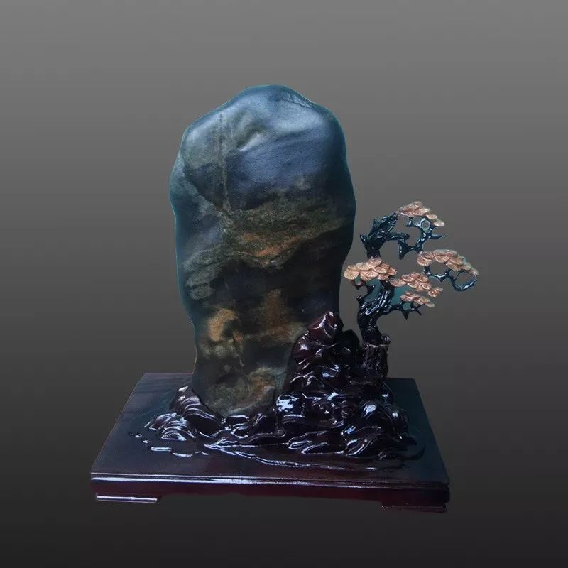 「泰山青松」青花石，墨色如松